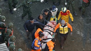 Trosky zrútenej budovy na Taiwane uväznili desiatky ľudí