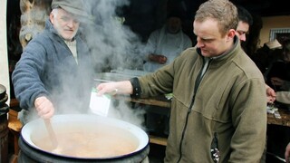 Na Kysuciach rozvoniavala kapustnica, súťažilo sa v hmle a v mraze