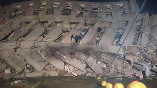 V troskách po zemetrasení na Taiwane nachádzajú čoraz viac obetí