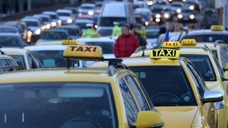 Taxikári zablokovali centrum Prahy, nepáčia sa im sadzby ani Uber