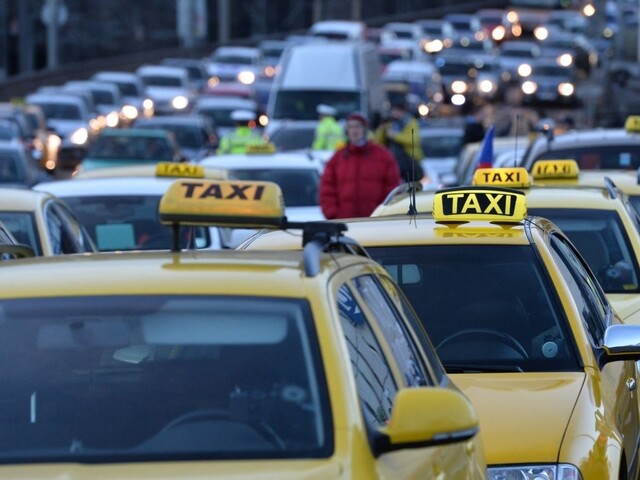 Taxikári zablokovali centrum Prahy, nepáčia sa im sadzby ani Uber