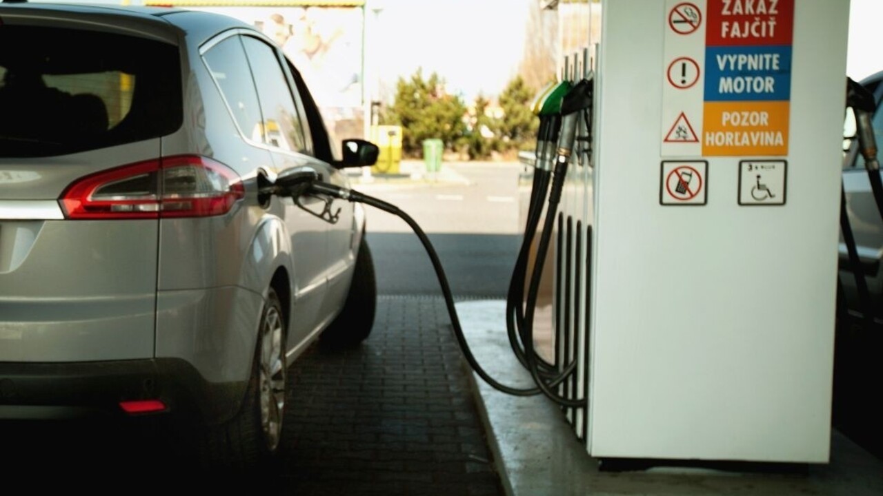 Benzín aj nafta Slovákom zlacneli, oproti zvyšku Európy sú stále pridrahé