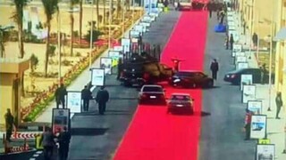 Pred autami prezidenta Sísího rozprestreli obrovský červený koberec