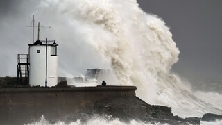 Britániu zasiahla búrka Imogen, pobrežné mestá zápasia s obrovskými vlnami