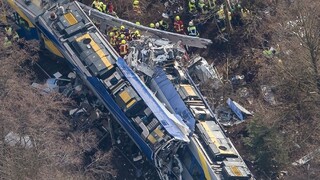V Bavorsku sa čelne zrazili osobné vlaky, úrady hlásia obete