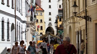 Historické centrum Bratislavy je preplnené autami, mesto sprísni kontroly