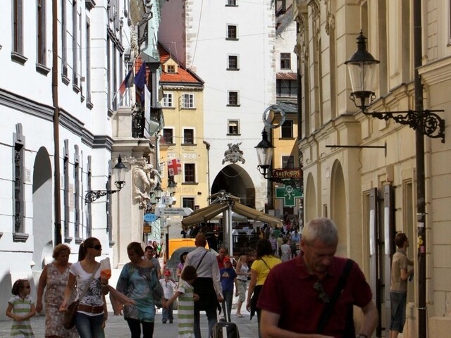 Historické centrum Bratislavy je preplnené autami, mesto sprísni kontroly