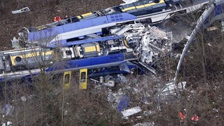 Zrážka vlakov v Bavorsku má desať obetí, nikoho už vraj nehľadajú