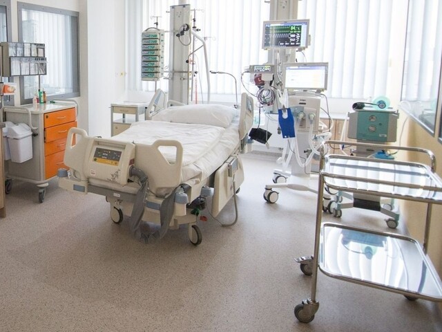 Šéf kliniky Kostka sa bráni obvineniam: Nie som žiadny masér