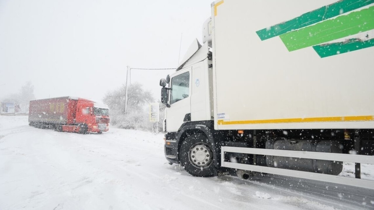 Sneženie, dážď i vietor budú trápiť Slovákov naďalej, varujú meteorológovia