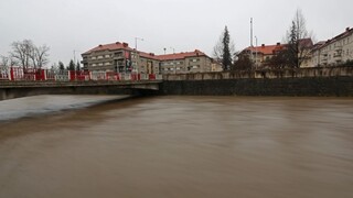 Východ a stred krajiny sužovali dažde, hladiny niektorých riek výrazne stúpli