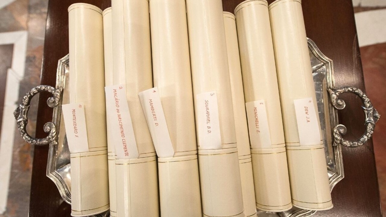 Briti rušia stáročnú prax, zákony nebudú uchovávať na pergamenoch