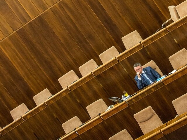 Poslanci rokovali o školstve viac ako desať hodín. Nasleduje zdravotníctvo