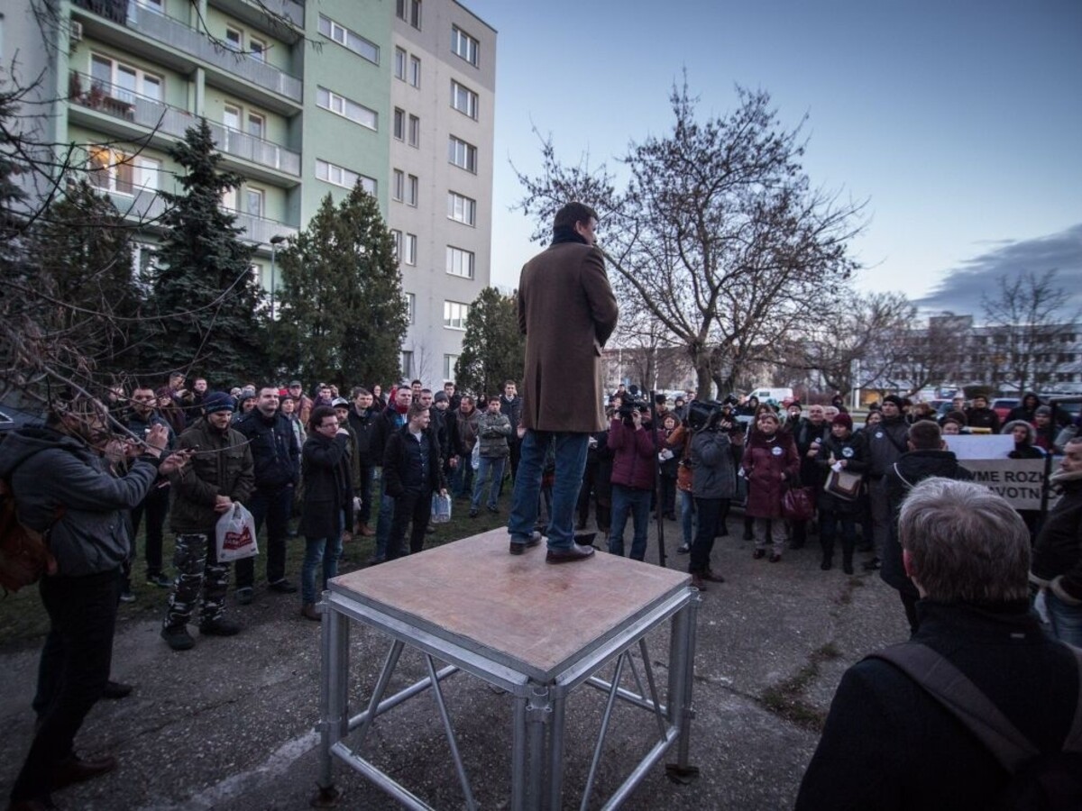 Hlina zorganizoval protest pred centrálou Smeru