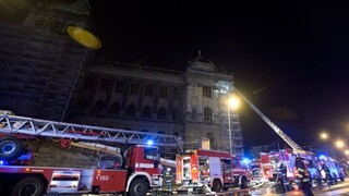 Historickú budovu Národného múzea v Prahe zachvátil požiar