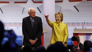 Clintonová má výhodu superdelegátov, nad Sandersom výrazne vedie