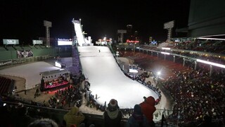 Snowboardová súťaž sa konala na bejzbalovom štadióne, víťazom Parrot
