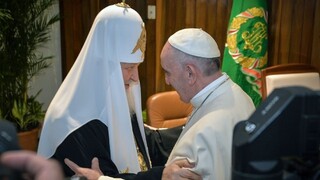 Padla tisícročná stena mlčania, pápež František sa stretol s patriarchom Kirillom