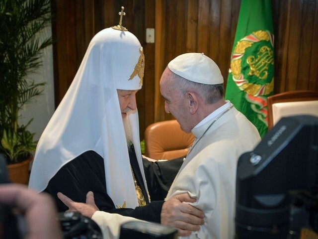 Padla tisícročná stena mlčania, pápež František sa stretol s patriarchom Kirillom