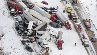 Tragická nehoda v USA: Na šmykľavej ceste havarovalo vyše 50 áut
