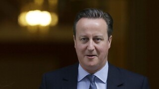 Cameron sa doma dostal pod paľbu kritiky a množstva otázok