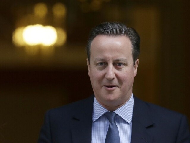 Cameron sa doma dostal pod paľbu kritiky a množstva otázok