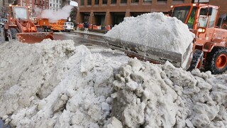 Východ USA schladila snehová búrka, západ bojuje s extrémnymi horúčavami