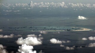 Čína umiestnila na sporný ostrov rakety, Obama vyzýva na pokoj
