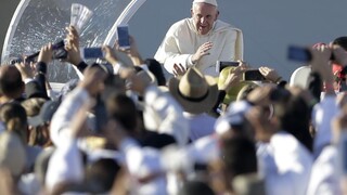 Pápež počas omše vyzval svet, aby sa snažil pochopiť migrantov
