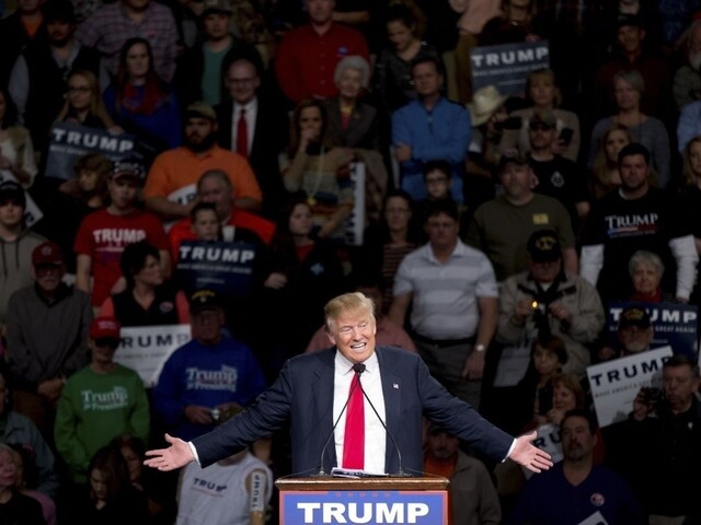 Trump nedáva súperom šancu, v prieskumoch výrazne vedie