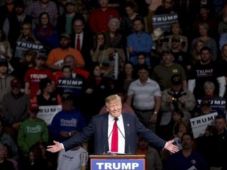 Trump nedáva súperom šancu, v prieskumoch výrazne vedie
