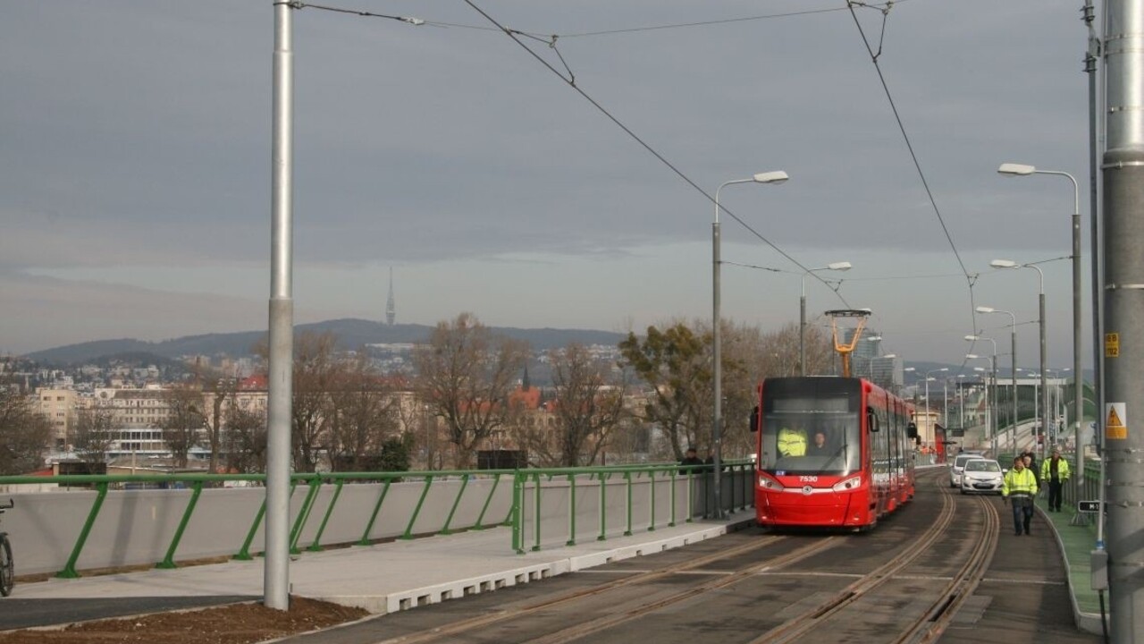 Električka pôjde až na koniec Petržalky, štvorprúdovku nahradila cyklotrasa