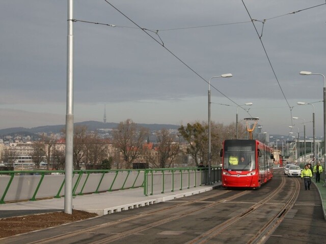Električka pôjde až na koniec Petržalky, štvorprúdovku nahradila cyklotrasa