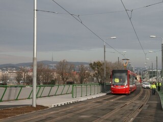 Električka pôjde až na koniec Petržalky, štvorprúdovku nahradila cyklotrasa