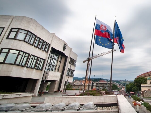 Focus: V parlamente sedem strán, Smer pod 35 percentami