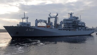 V Egejskom mori sú už lode NATO, budú monitorovať pašerákov ľudí