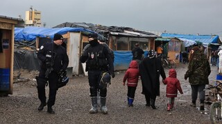 Zmenšujú tábor pri Calais, vysťahovať sa musia stovky migrantov
