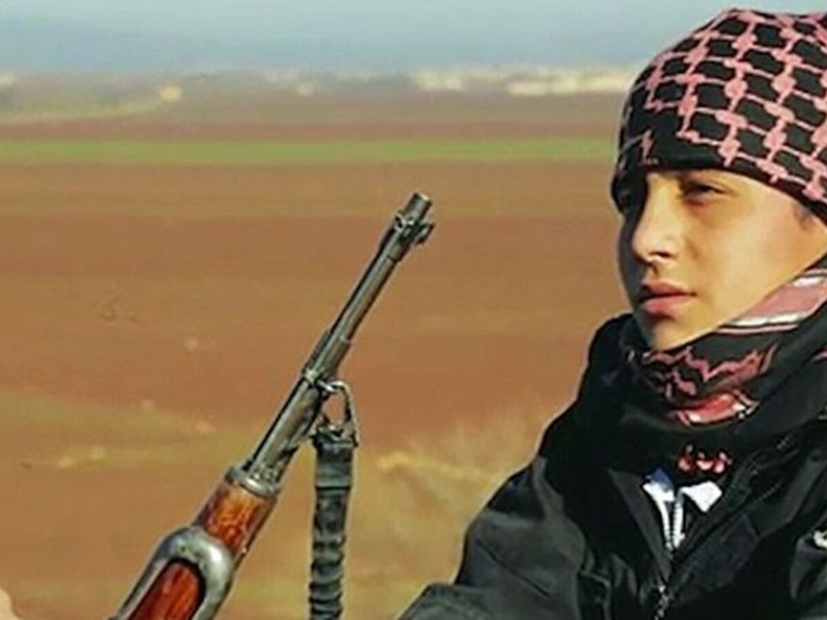 Islamista poslal syna na samovražednú misiu, ten ho na rozlúčku pobozkal