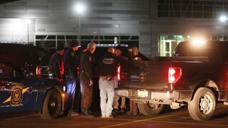 Útočník strieľal v Michigane na okoloidúcich, zabil šesť ľudí