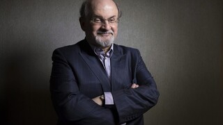 Odmena za zabitie spisovateľa Rushdieho sa zvýšila. Vyskladali sa na ňu médiá