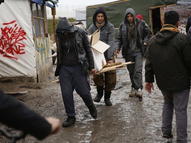 Francúzi chcú uzavrieť tábor v Calais, problém robí presťahovanie utečencov