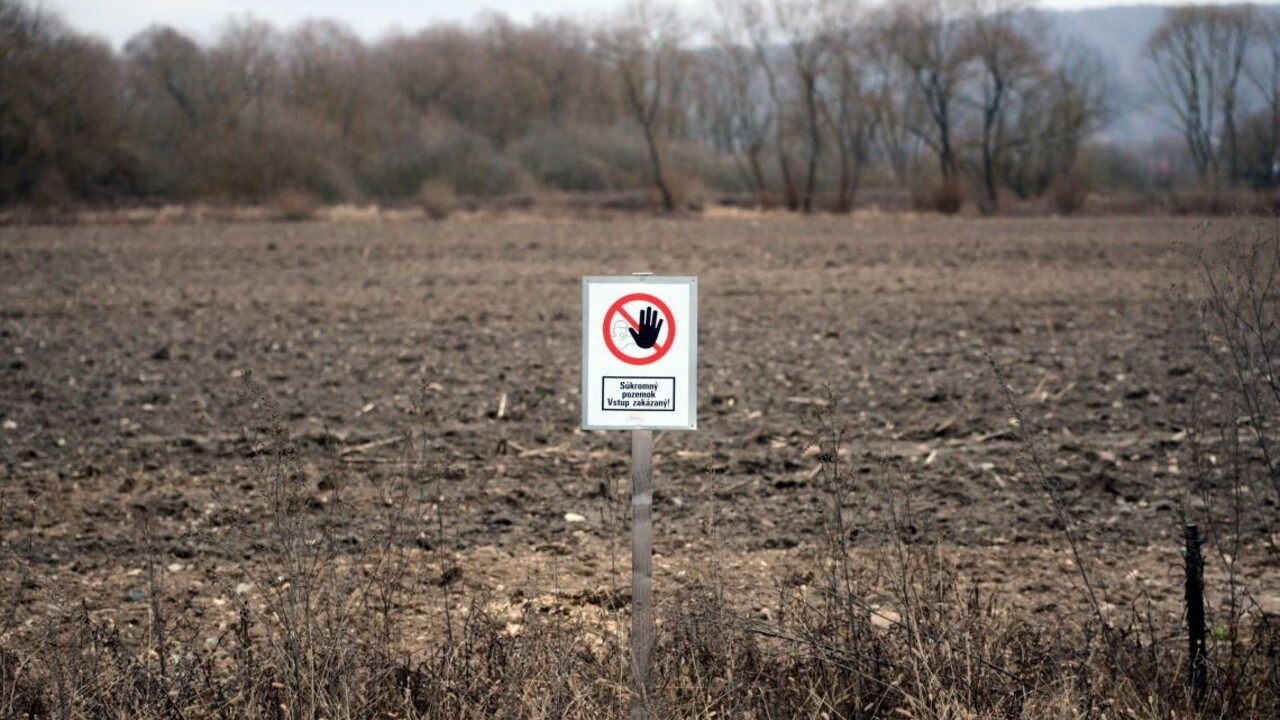 Súkromný pozemok pole polia ilu 1140px (SITA/Jakub Julény)