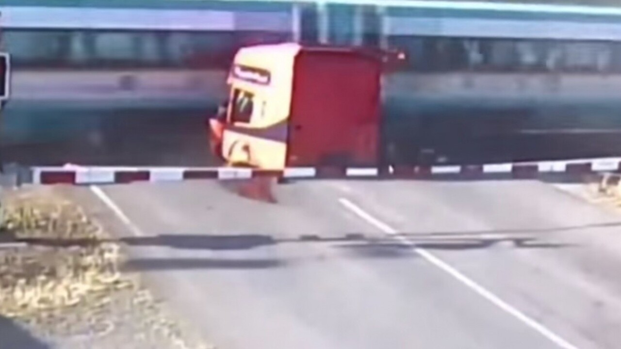 Vinník zrážky s Pendolinom ide za mreže. Prokurátor nechápe, ako získal vodičák