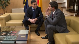 Španieli hľadajú nového premiéra, socialisti sa spojili s liberálmi