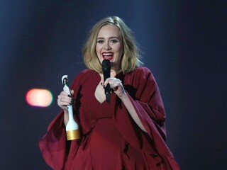 Odovzdávanie Brit Awards ovládla Adele, získala hneď štyri trofeje
