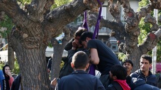 Fotogaléria: Utečenci sa pokúsili obesiť na aténskom námestí