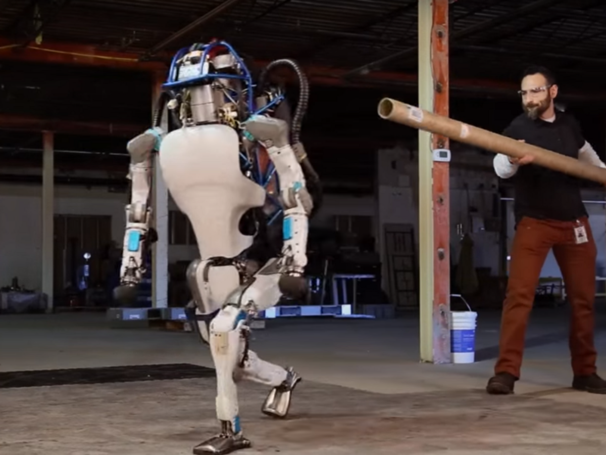 Predstavili znepokojivo reálneho robota. Atlas úspešne čelí aj šikane