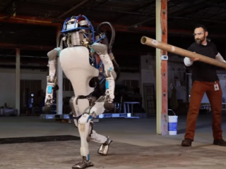Predstavili znepokojivo reálneho robota. Atlas úspešne čelí aj šikane