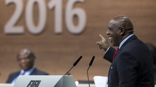 Tokyo Sexwale sa vzdal kandidatúry na post prezidenta FIFA