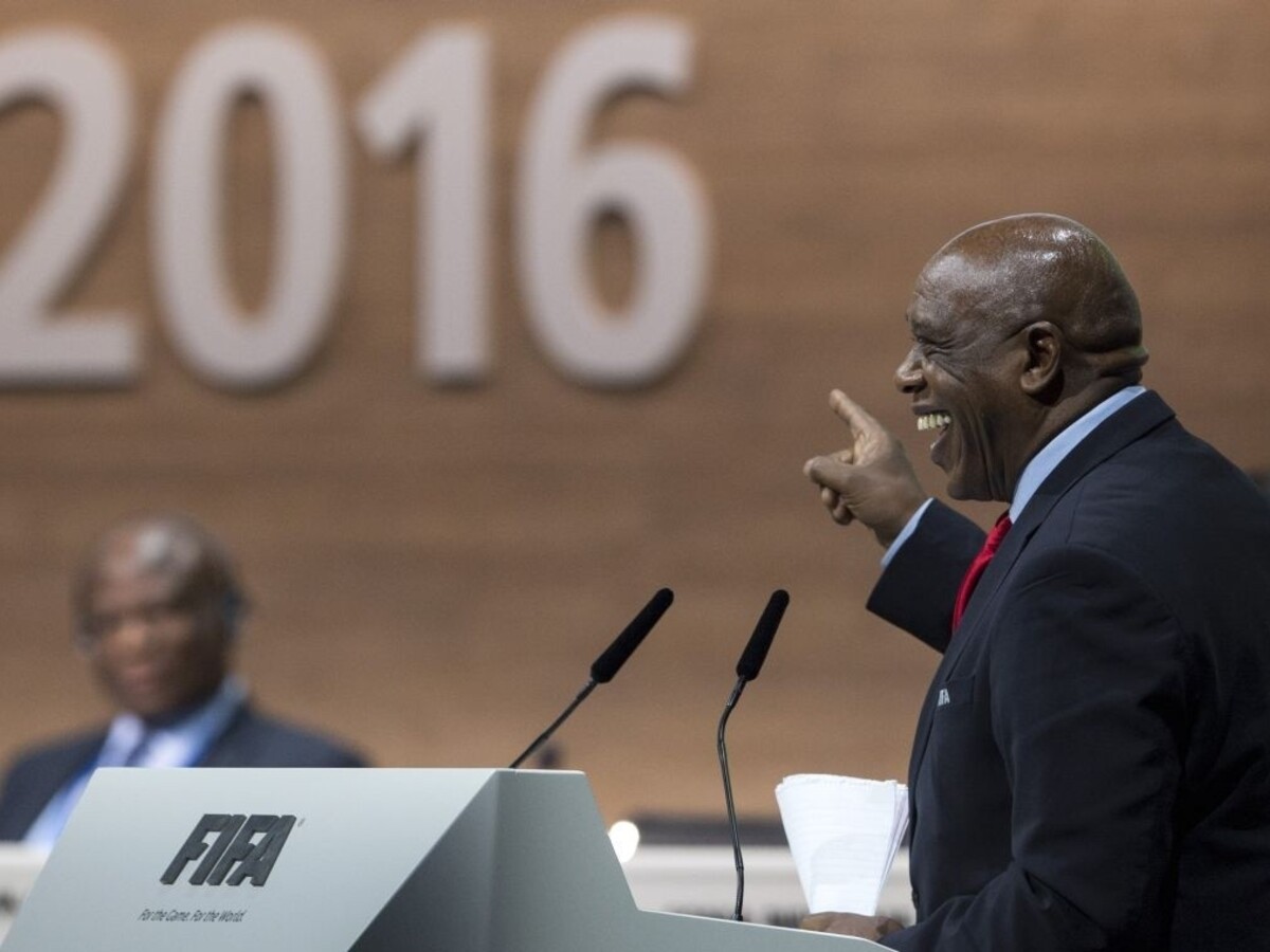 Tokyo Sexwale sa vzdal kandidatúry na post prezidenta FIFA